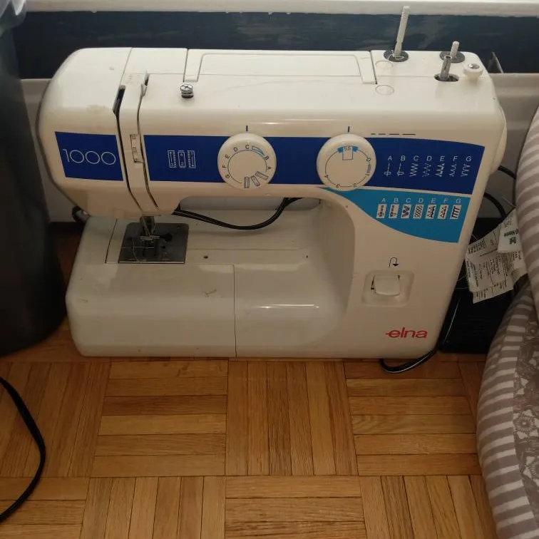 Sewing machine photo 1