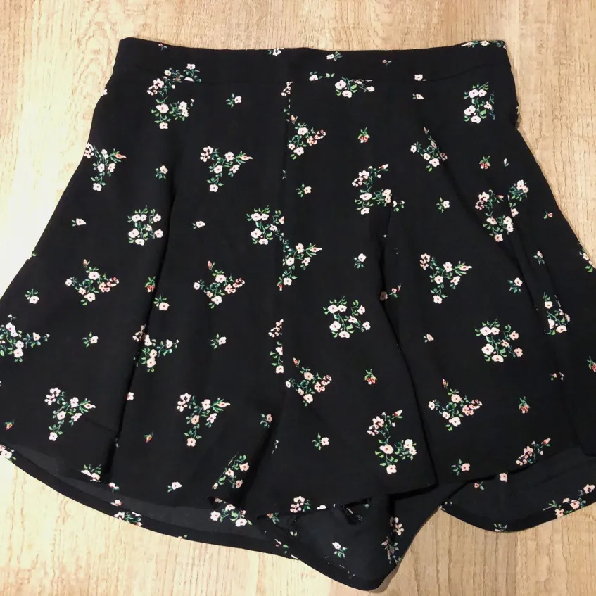 H&M Brand New Floral Shorts photo 3