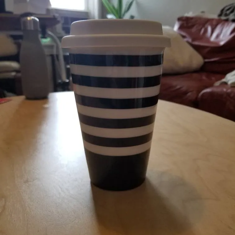 Striped ceramic mug with lid photo 1
