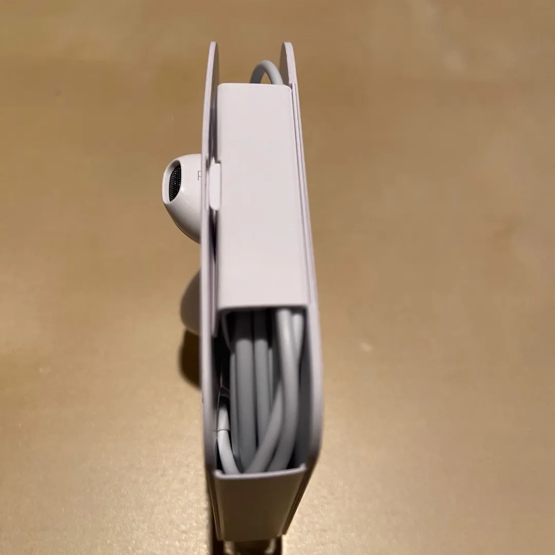Apple EarPods with Lightning Connector - BNIB photo 4