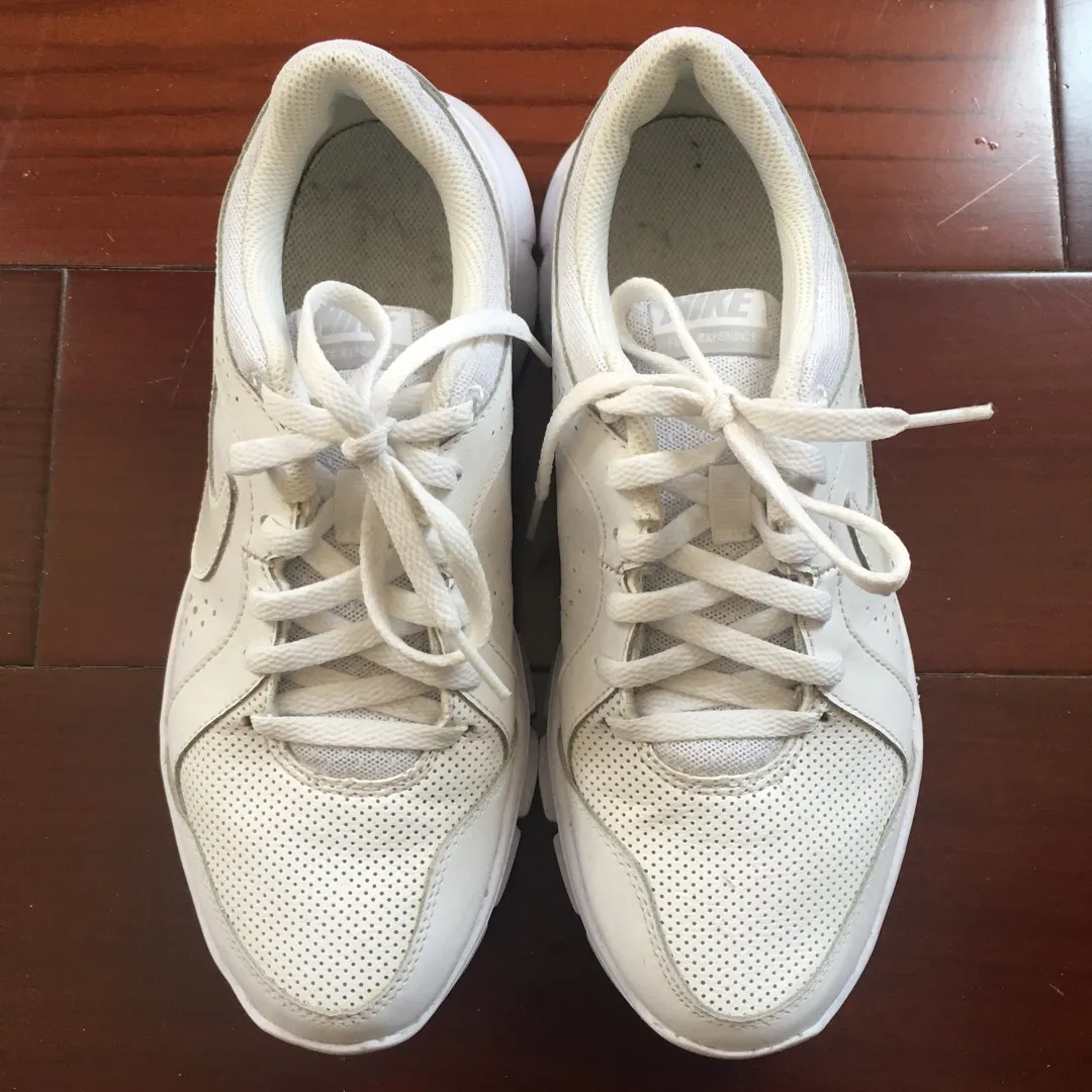(7) White Nike Running Shoes photo 1