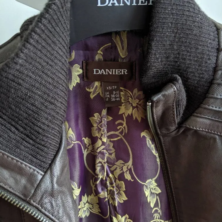 Danier Ladies Leather Jacket XS/S Mint Condition photo 4