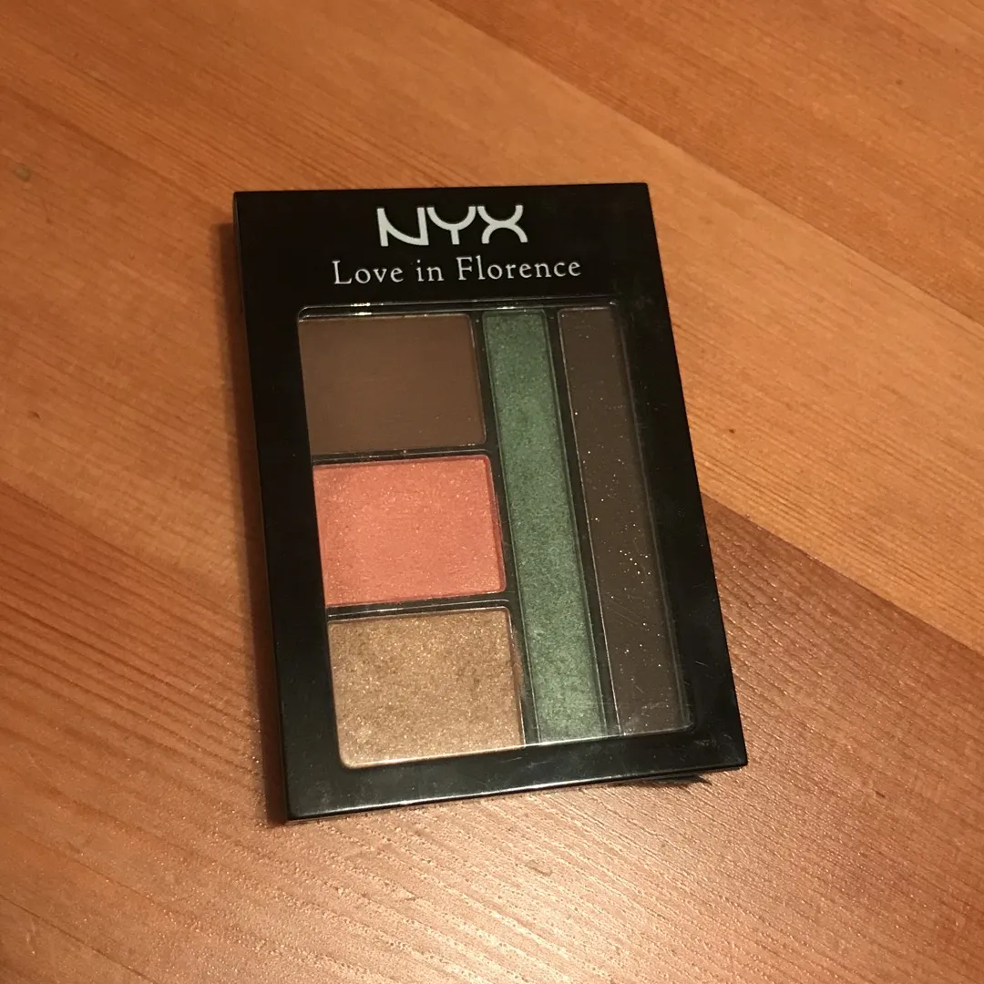 Nyx Love In Florence Eyeshadow Palette photo 1