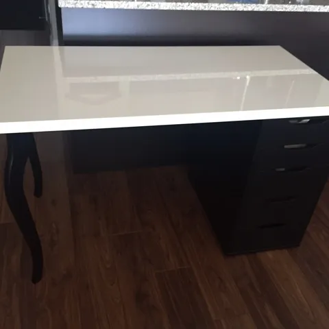 Modern Desk photo 1