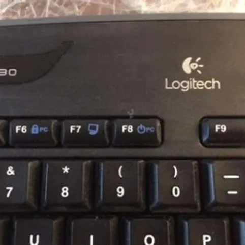 Logitech K330 Wireless Keyboard And Mouse photo 1
