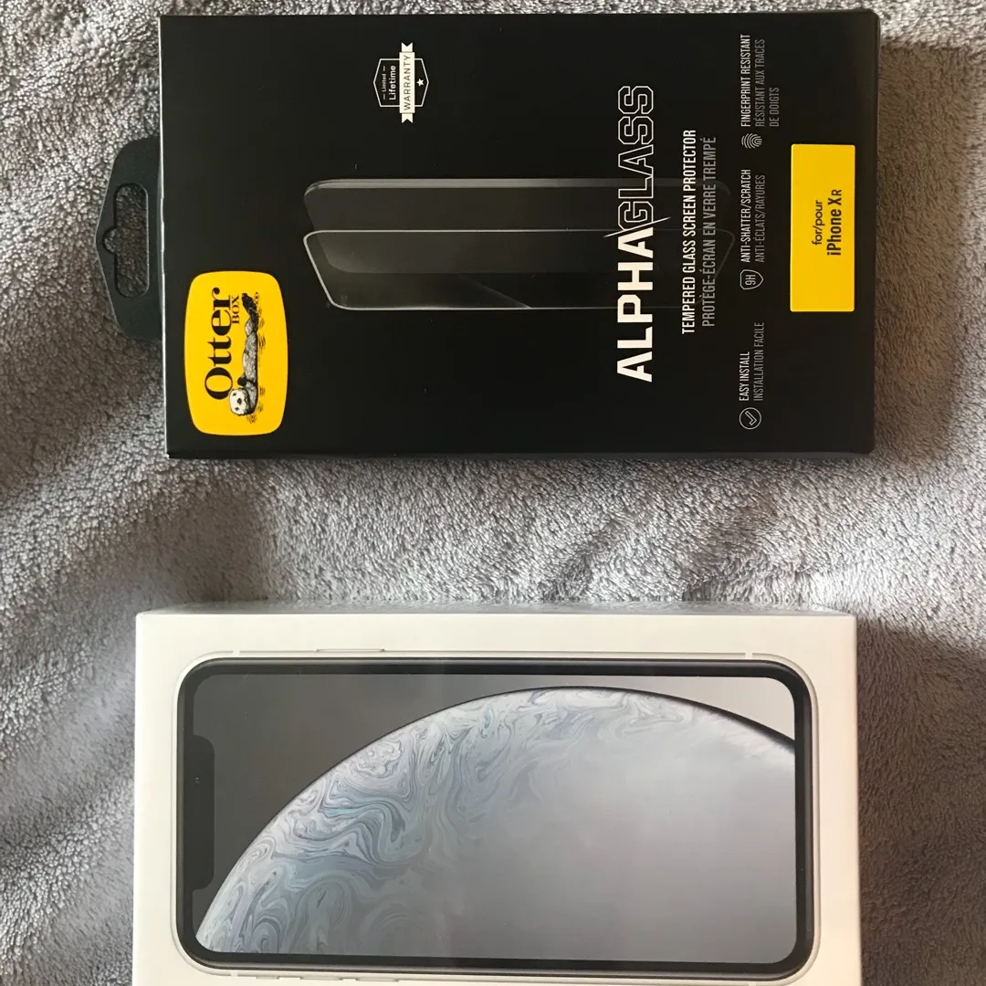 Sealed iPhone XR WITH ACCESSORIES photo 1