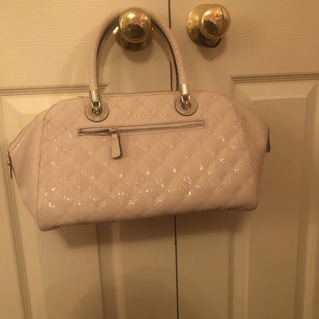 BRAND NEW NEVER USED GUESS BAG photo 4