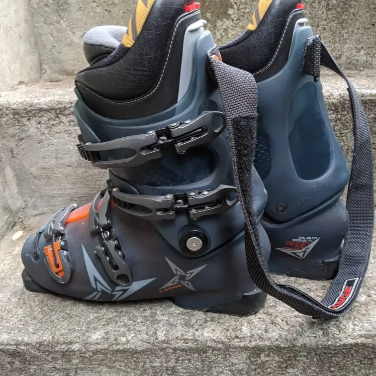 Man's Ski Boots. Size 9.5 photo 3