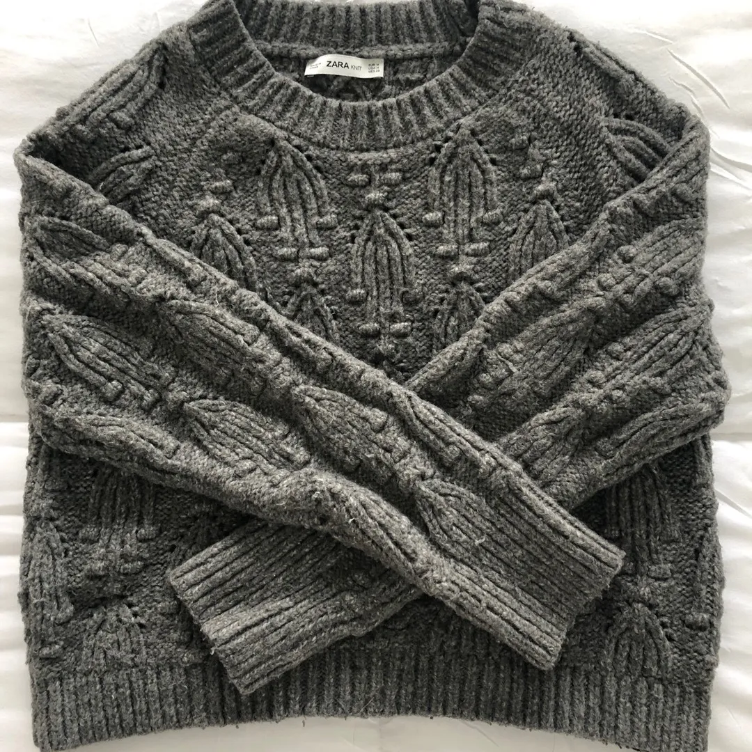 Size M Sweater photo 1