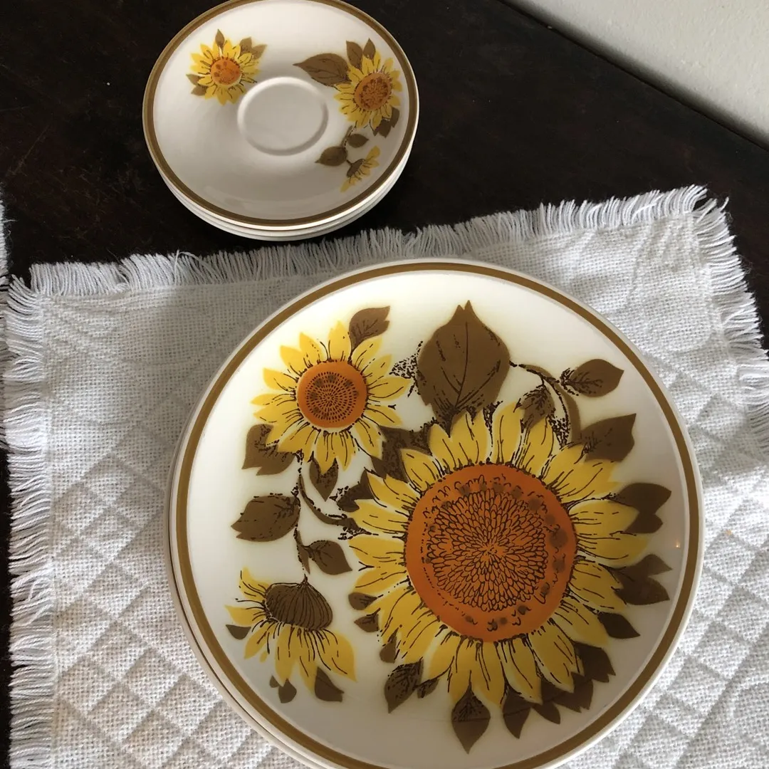 Set Of Sunflower Dishes photo 1