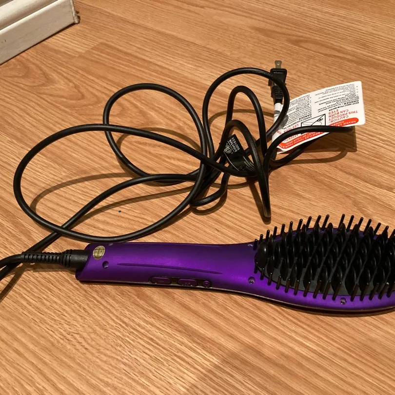 Heated Hair-straightening Brush photo 1