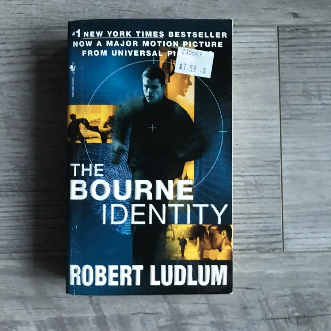 The Bourne Identity - Robert Ludlum, softcover photo 1