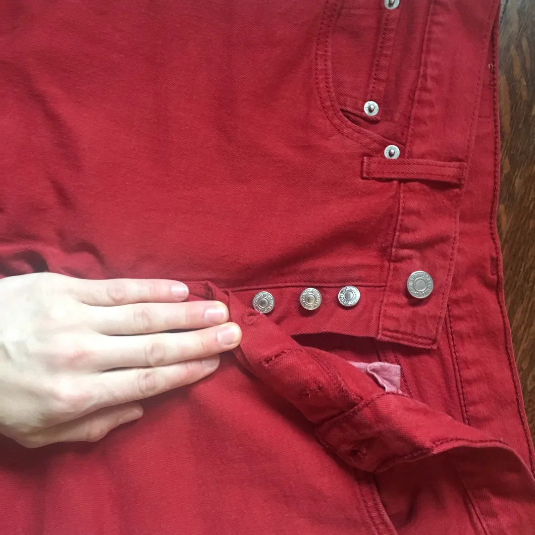 Levis Size 29 Red photo 1