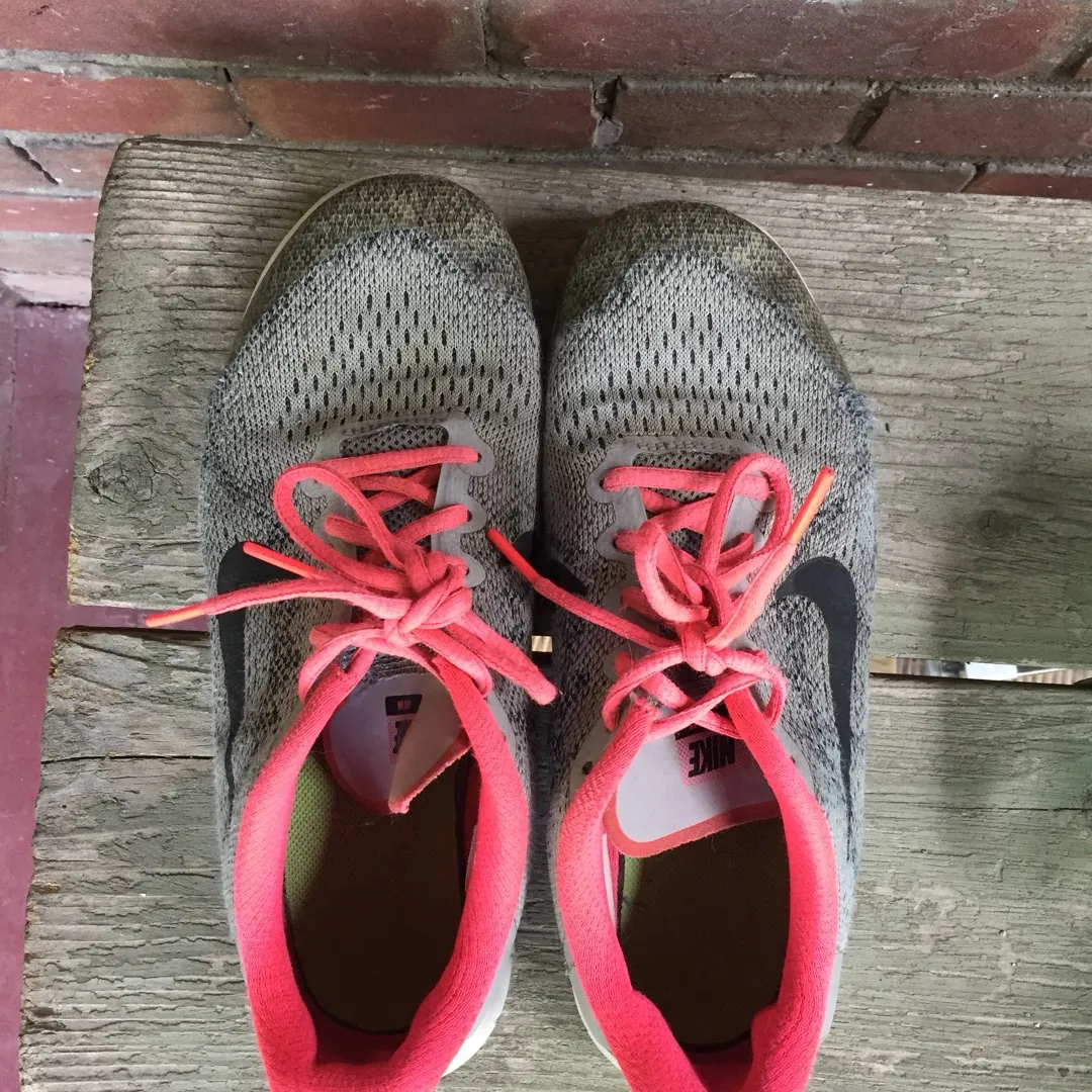 used nike running shoes size 8/8.5/9ish women’s photo 1