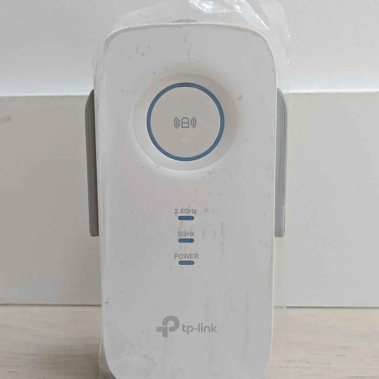 TP-Link AC1750 WiFi Extender (RE450) photo 1