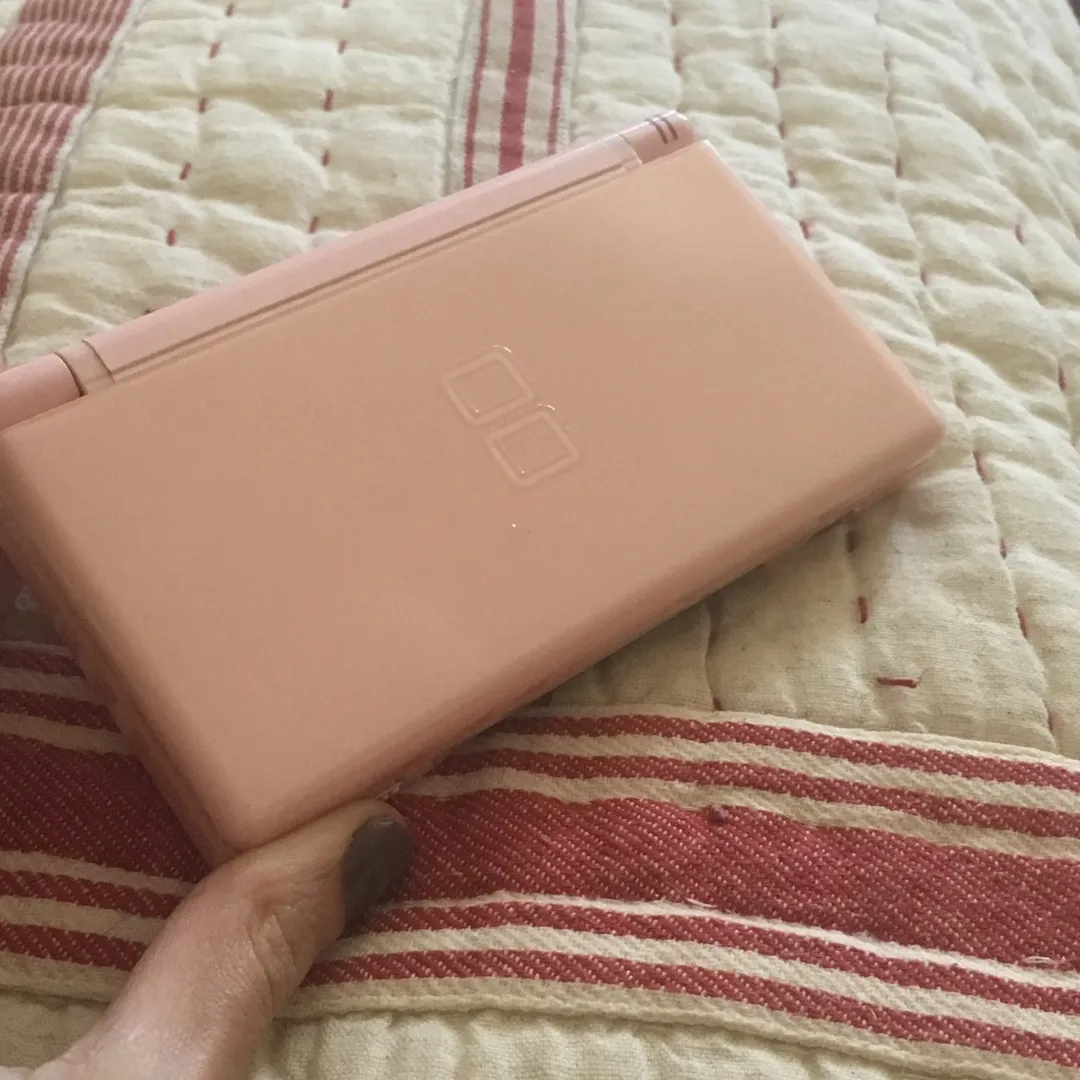 Pink Nintendo DS Lite photo 1