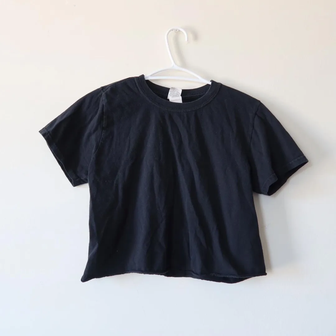 Gildan Cropped Black T Shirt photo 1