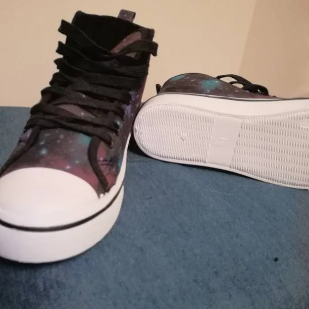 Brand New Galaxy Sneakers photo 4