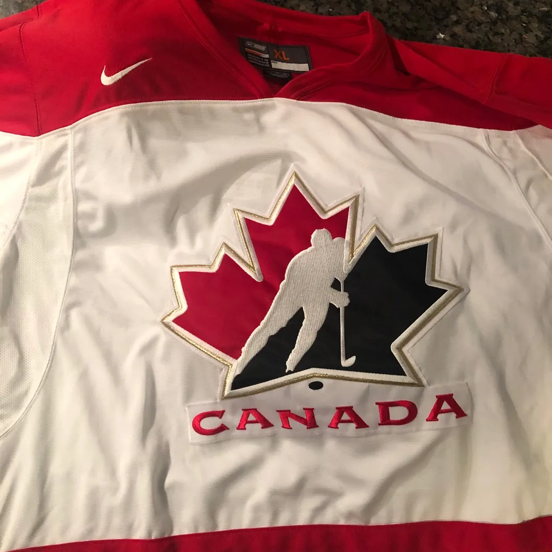 XL Team Canada Jersey photo 1