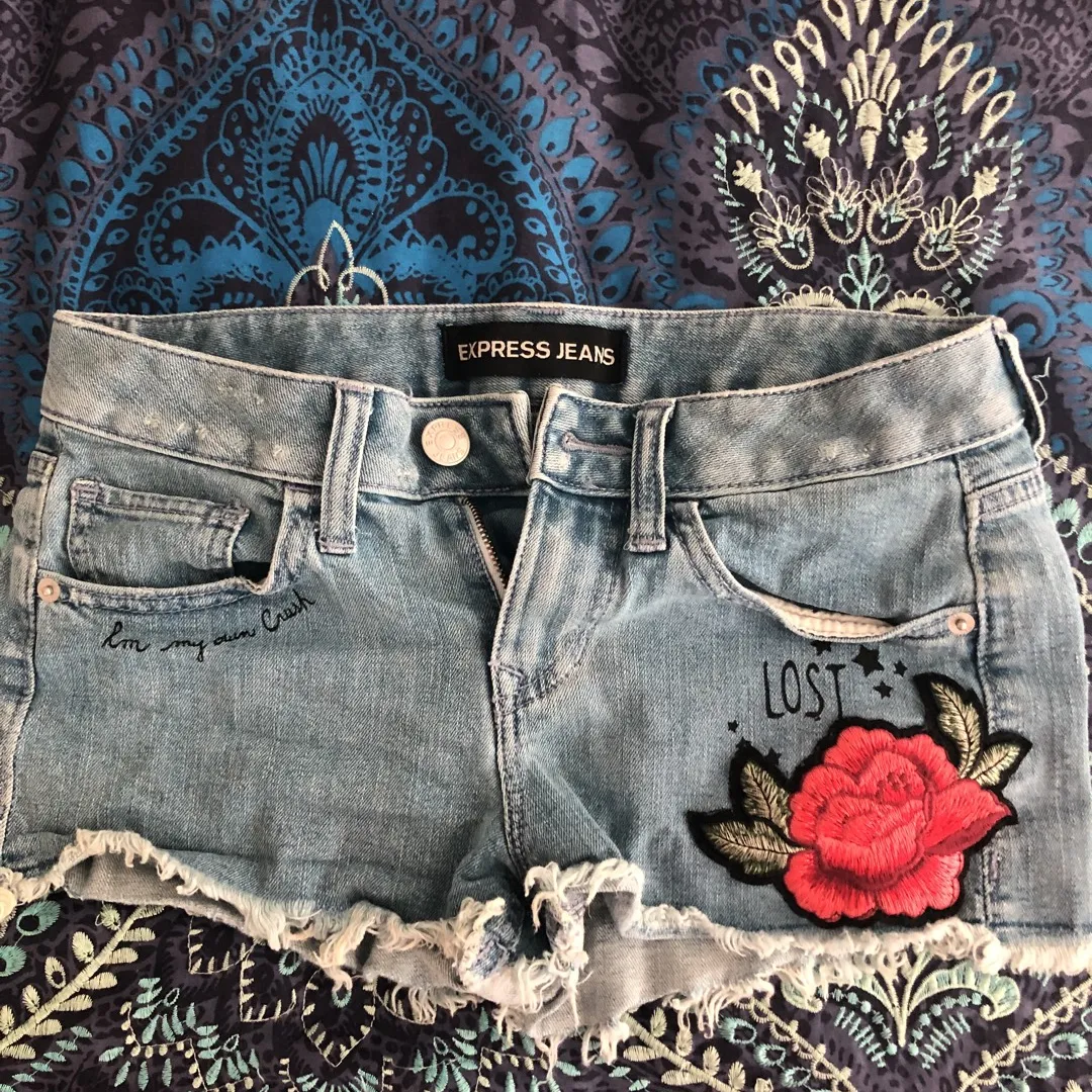 Cute Cut Off Jean Shorts With Details photo 1