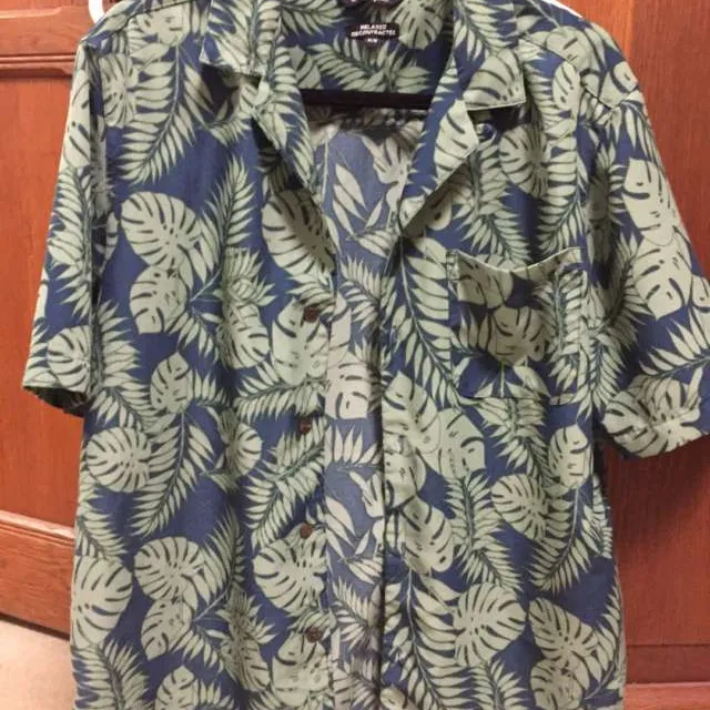 Medium Hawaiian Shirt photo 1