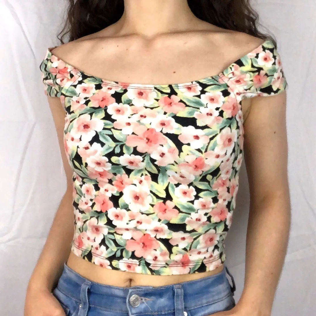 Cute floral over-the-shoulder crop top with open pit 💐💖 photo 1