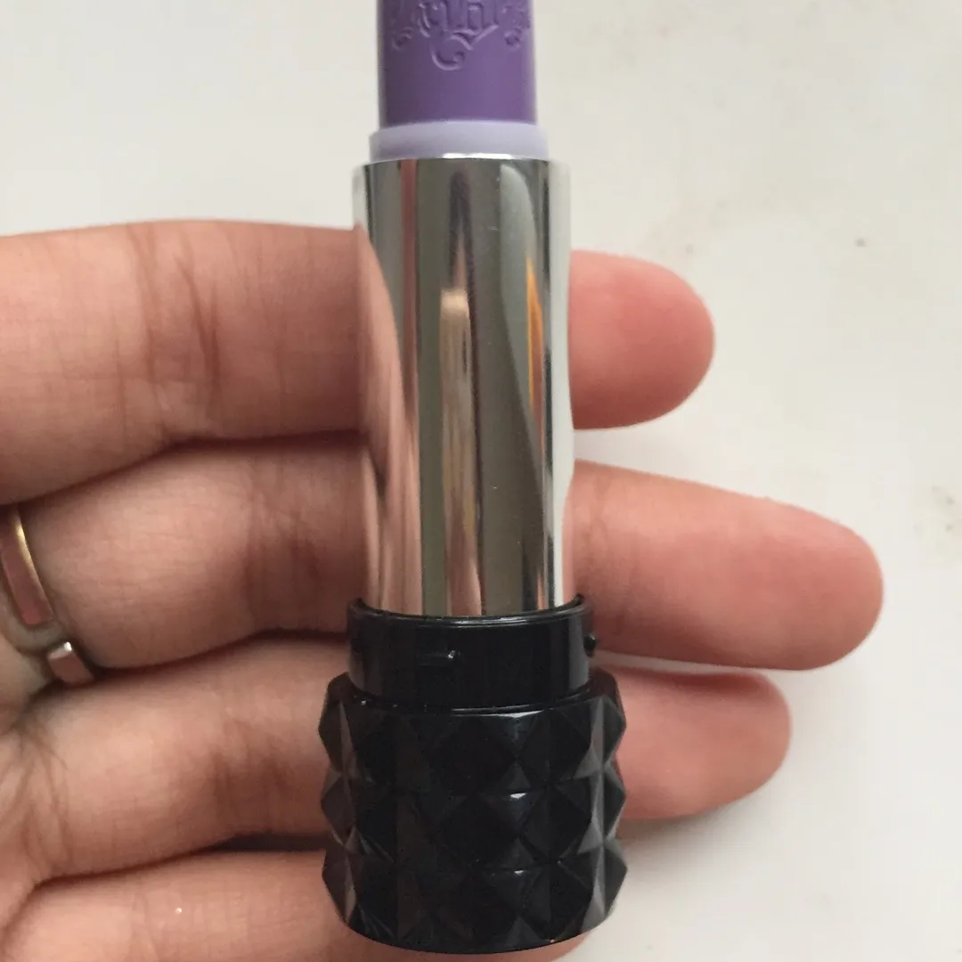 kvd lipstick in ‘coven’ photo 1