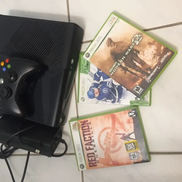 Xbox 360 And 4 Games photo 1