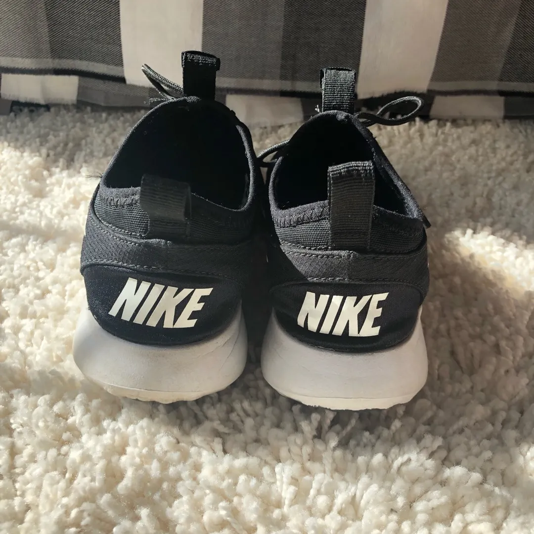 Black Nike Runners/Shoes-Sz 7 photo 5