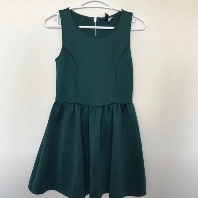 H&M green dress photo 1
