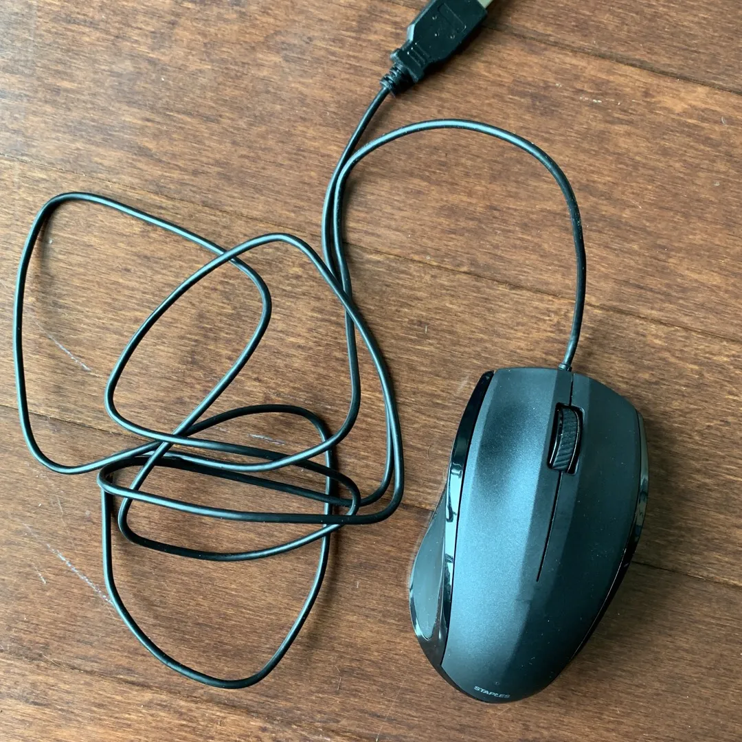 Staples Wired Mouse photo 1