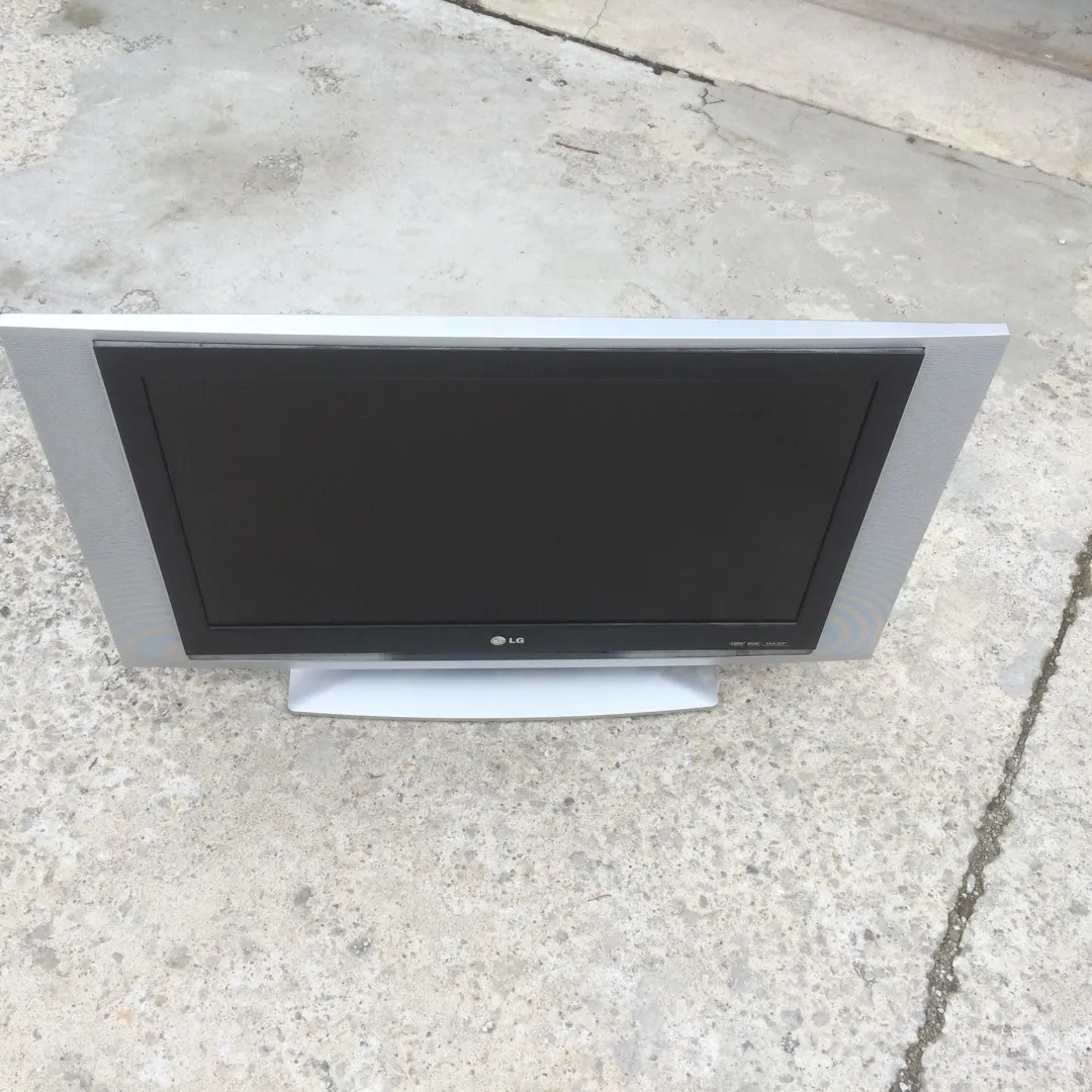 LG Flatscreen TV (22 x 38 Inches) photo 3
