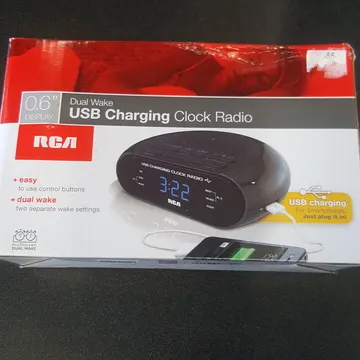 RCA USB Digital Alarm clock photo 1