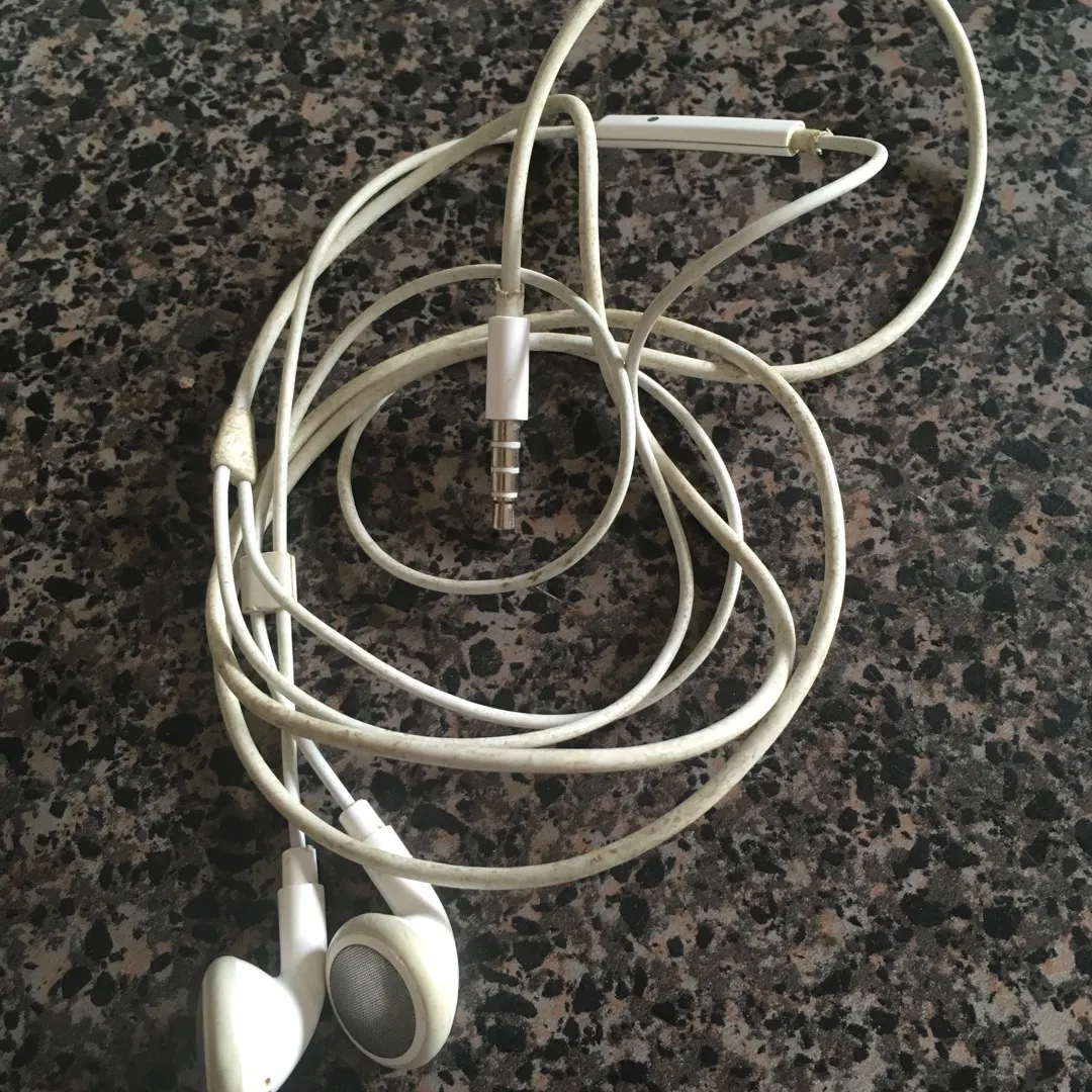 Apple Earbuds With Mic photo 1