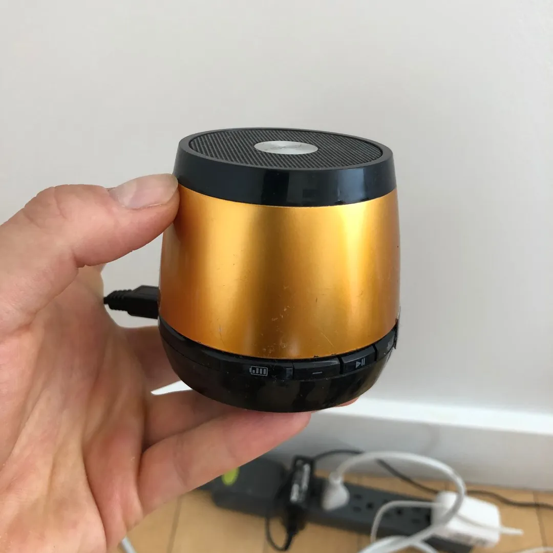 Wireless Speaker With Charger photo 1