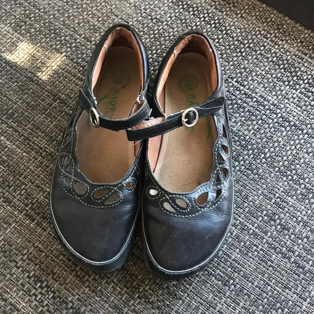 Naot Ladies Shoes - Size 37 - EUC photo 1