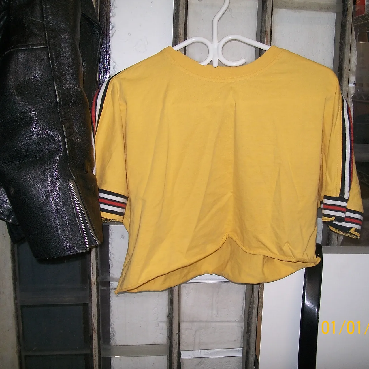 Yellow tshirt/ croptop photo 3