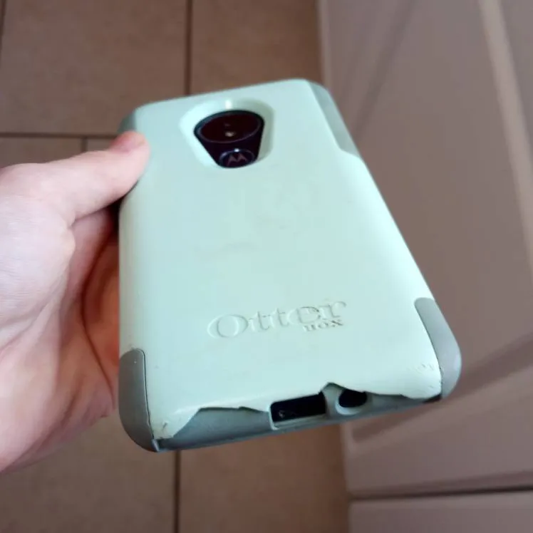 Free broken Motorola G7 Power and/or Otterbox Case (details B... photo 4