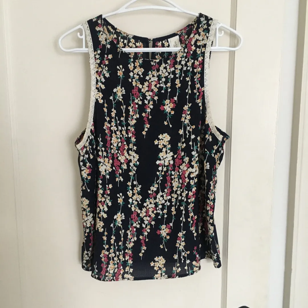 Pretty Top; Made In USA; Size Md photo 1
