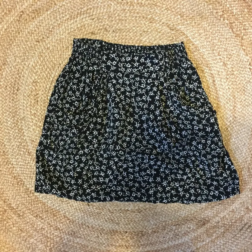 H&M skirt size small photo 1