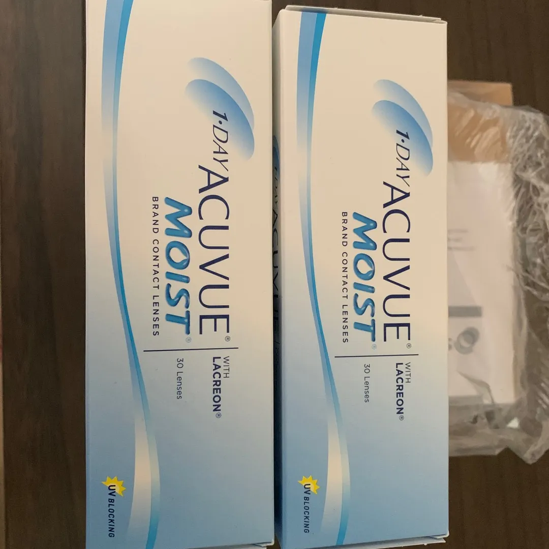 1-Day Acuvue Moist Daily Contact Lenses photo 1