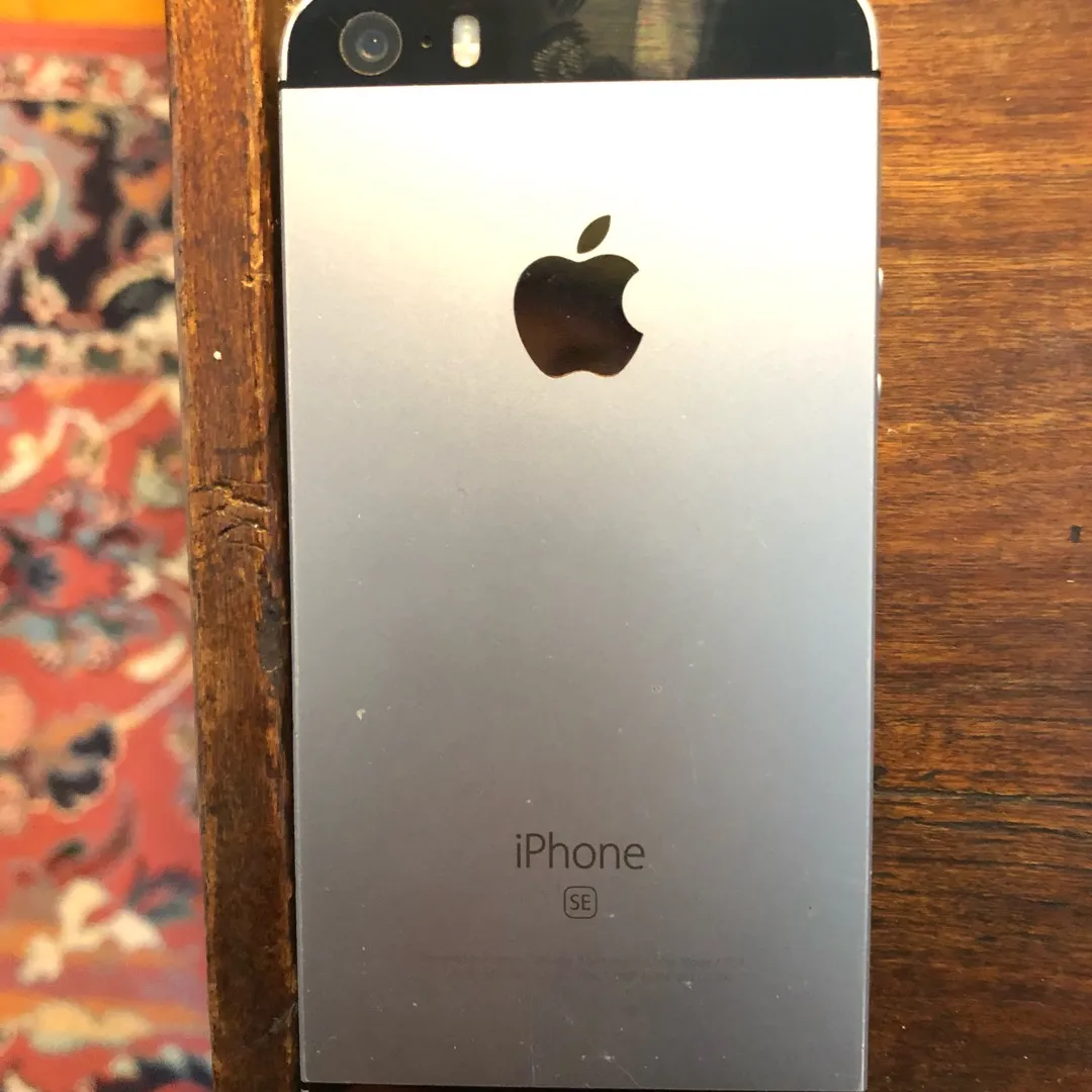 iPhone SE 64g Unlocked photo 3