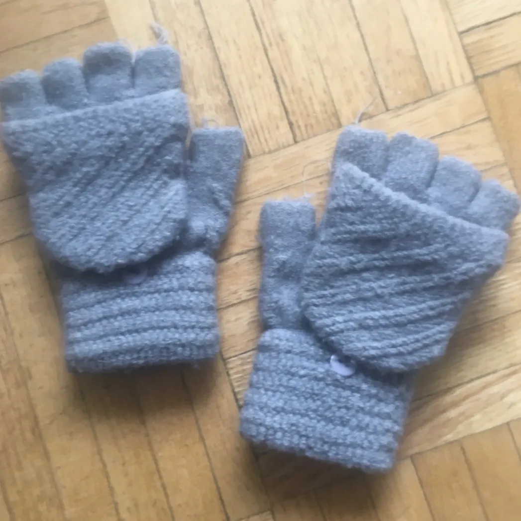 Steve Madden Small Grey Fingerless Winter Gloves photo 1