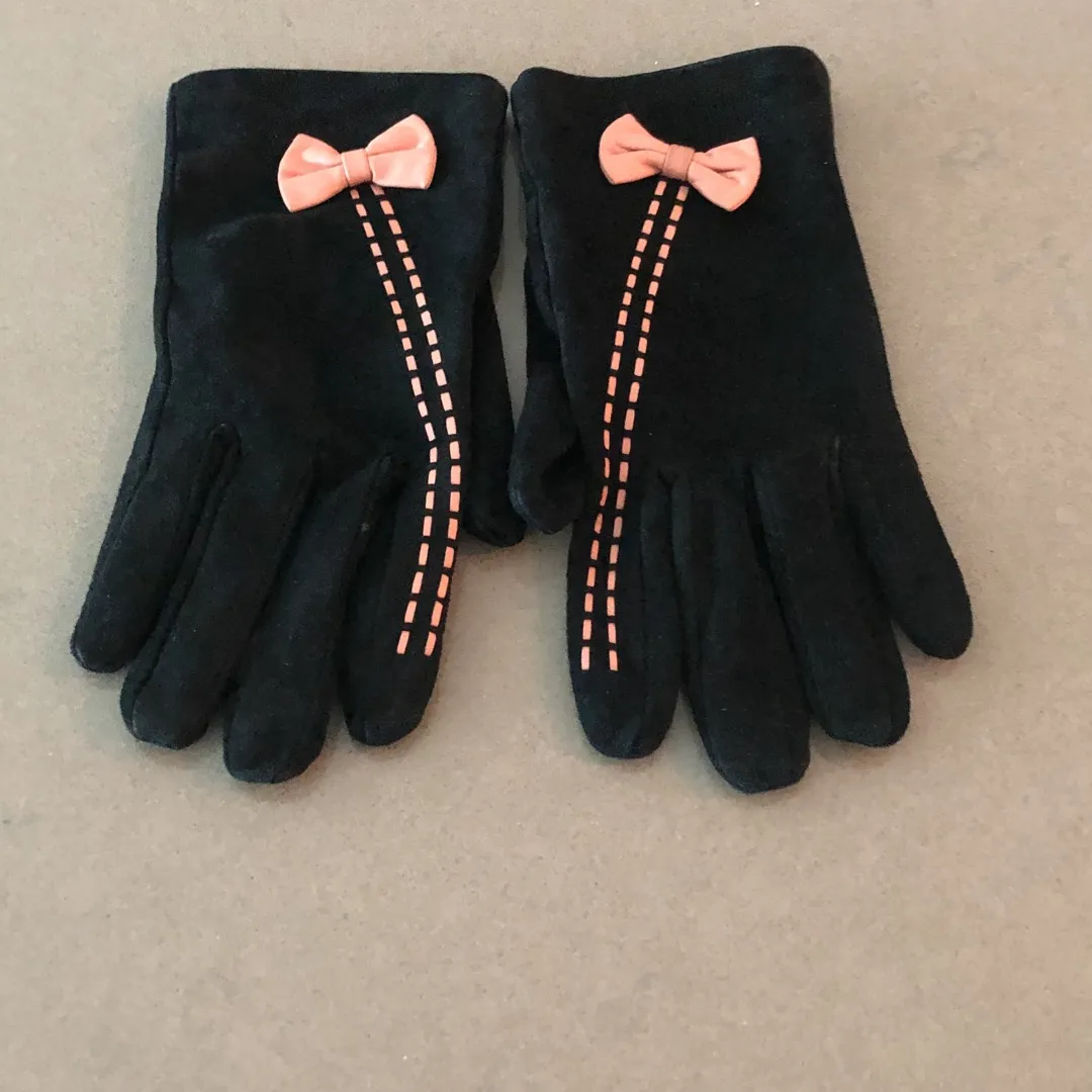 Lady’s Gloves photo 1