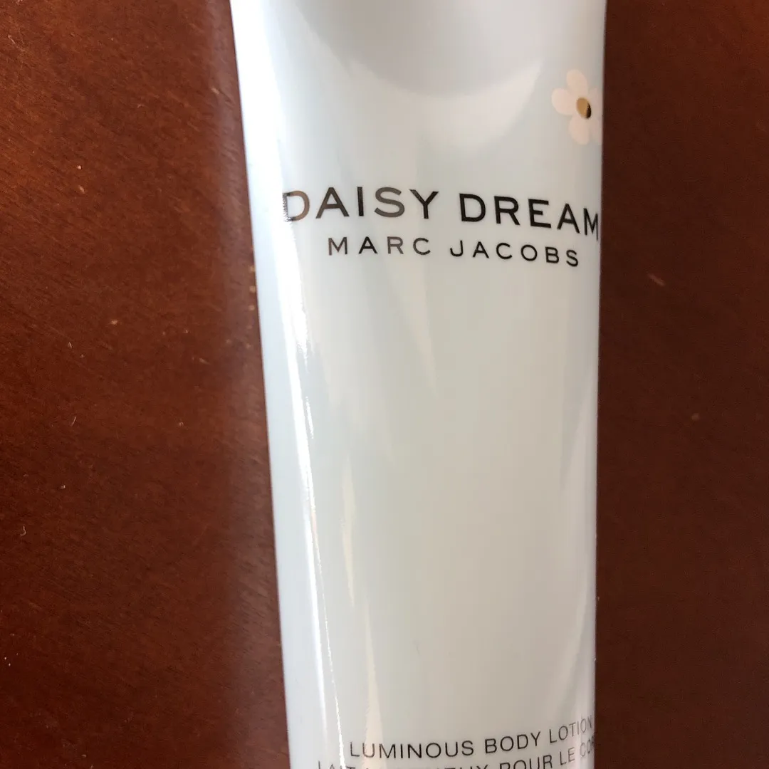 FREE Marc Jacobs DAISY DREAM Body Lotion photo 1