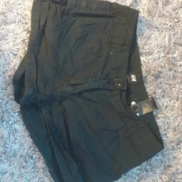 H&M Size 4 Black Shorts photo 1