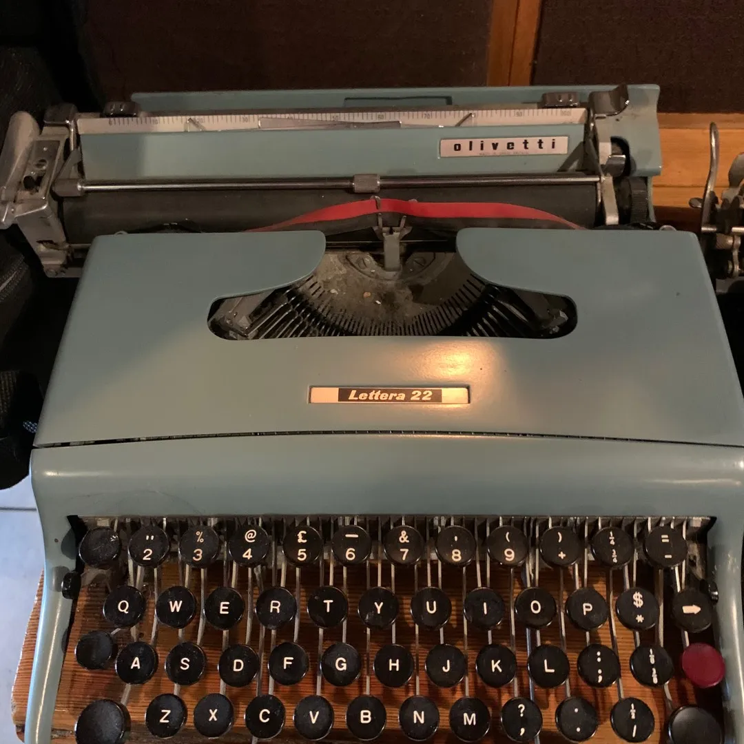 Vintage Olivetti Lettera 22 Typewriter photo 1