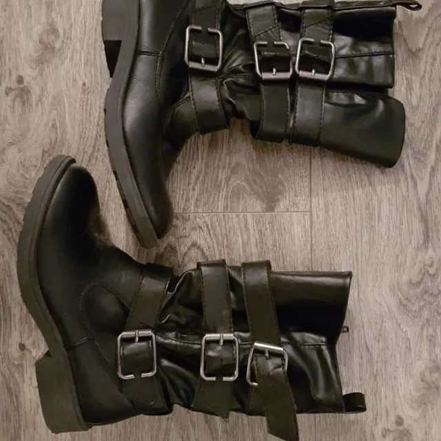 Black boots photo 1