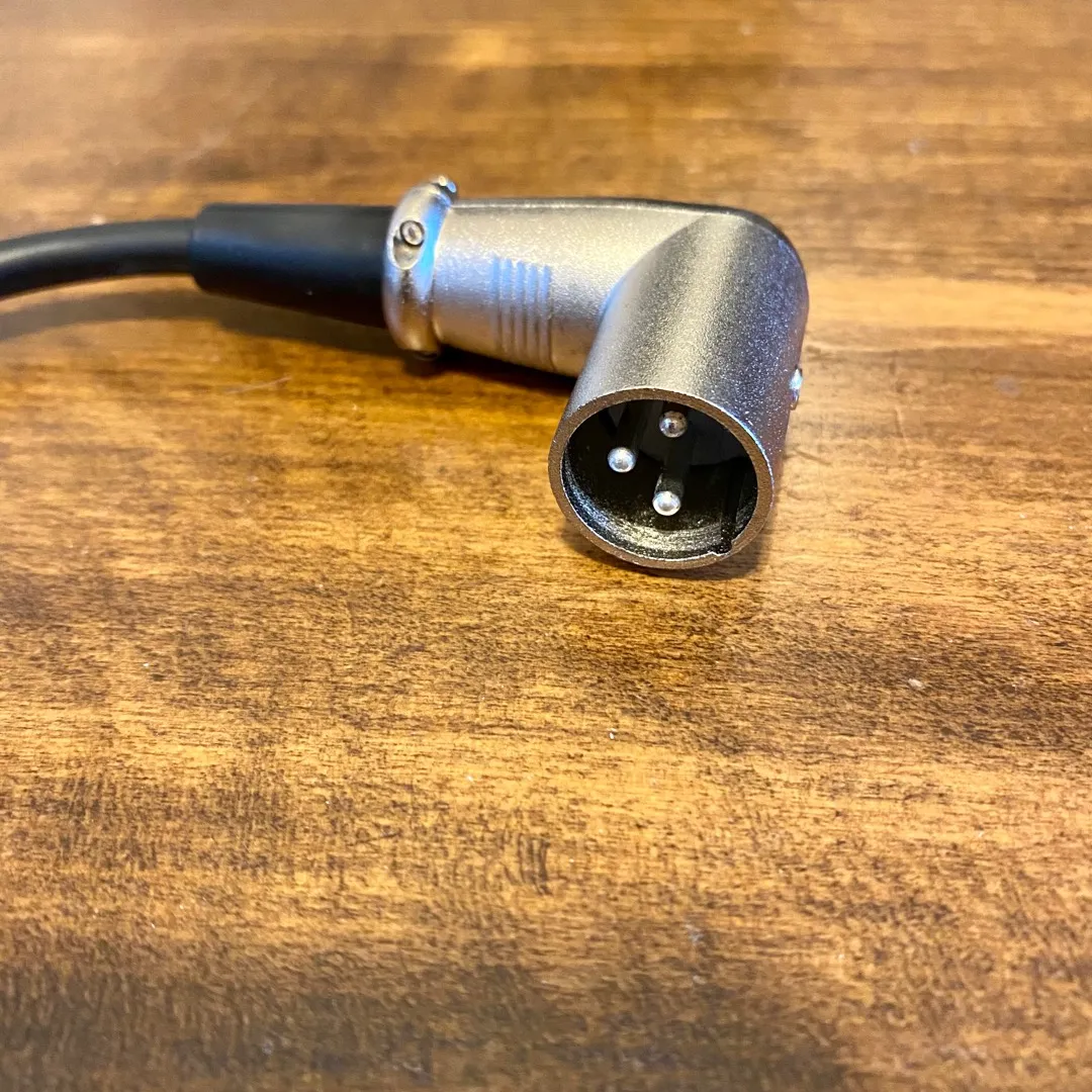Right-angle XLR cable photo 1