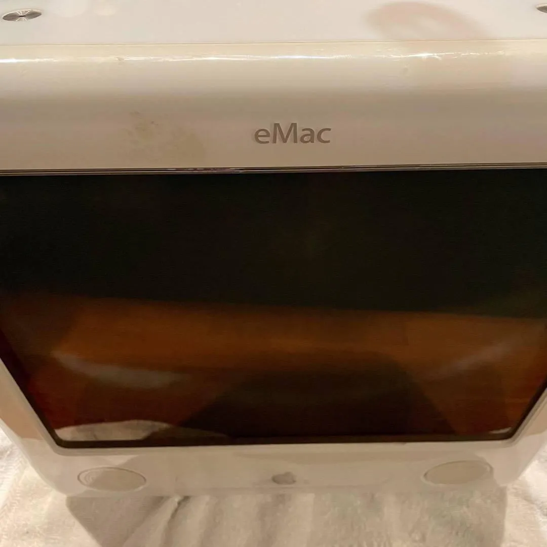 Apple 17” eMac, EMC 2057 (Q86J) - For Parts photo 5